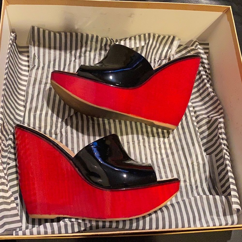 Tapeet patent leather and wooden heel wedges